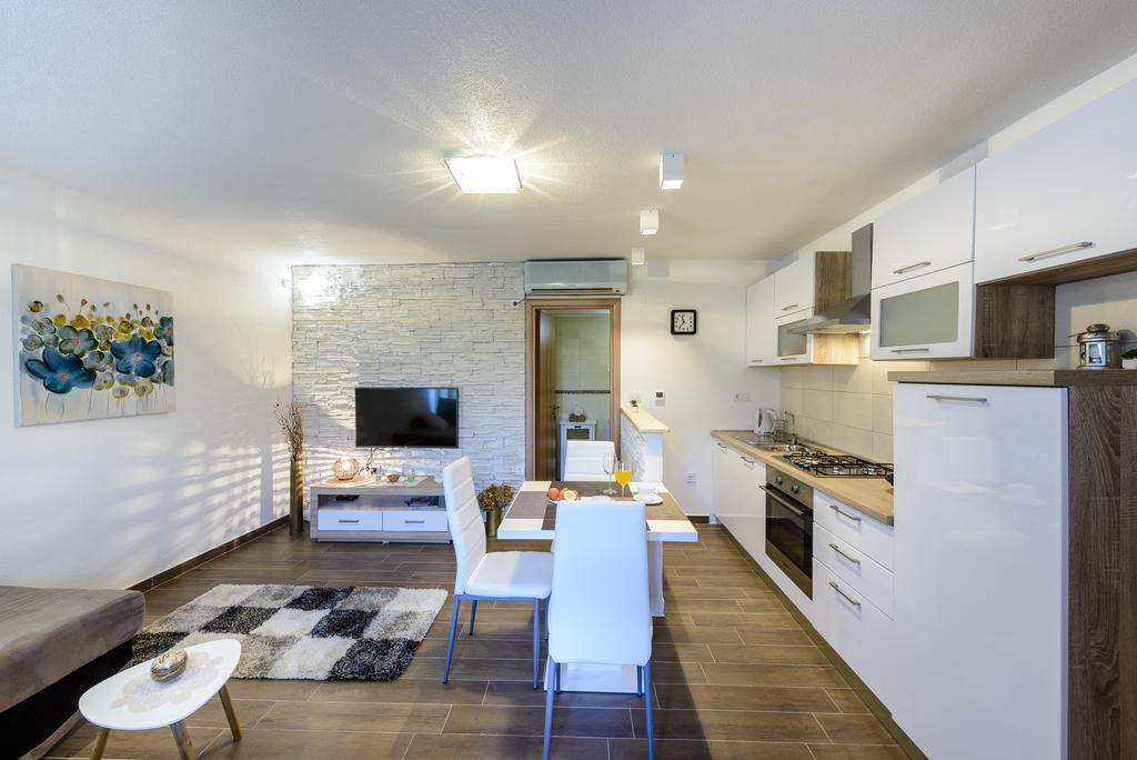 Apartment Mistral - Cosy Apartment With Sea View Molunat Exteriör bild