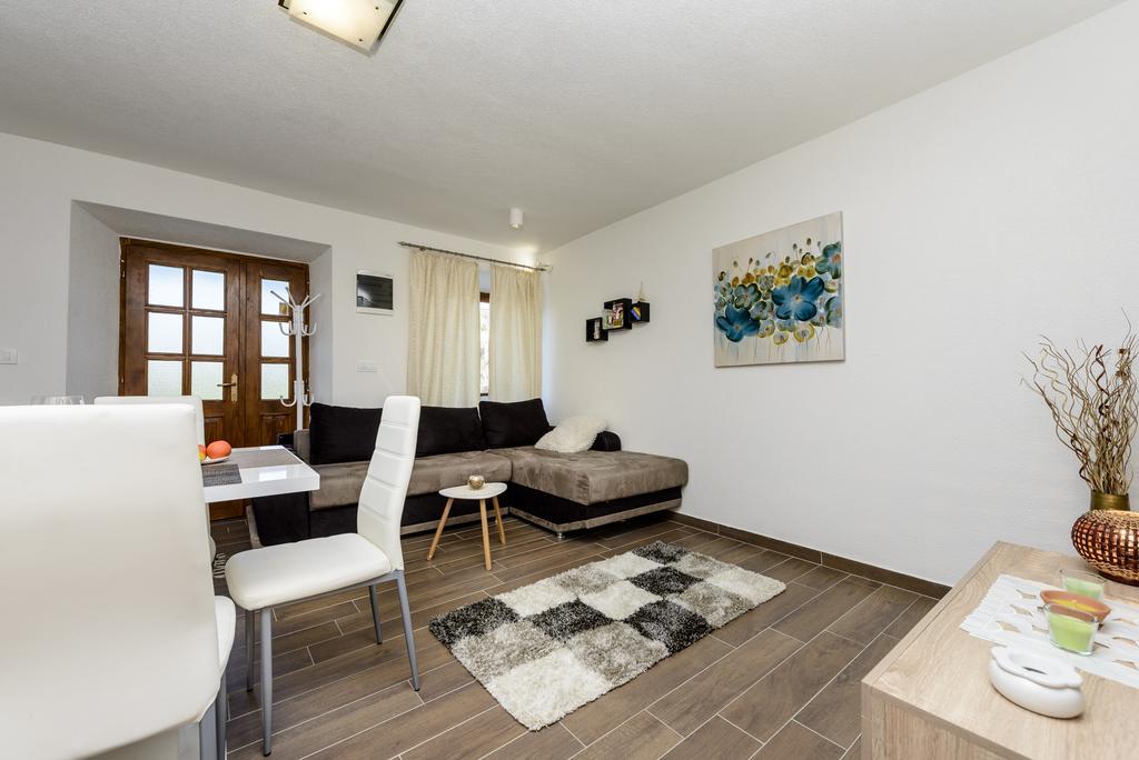 Apartment Mistral - Cosy Apartment With Sea View Molunat Exteriör bild